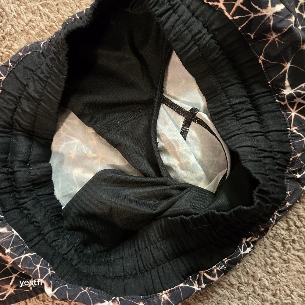 Lululemon Tracker Short III 4-way Stretch Star Crushed Multi / Black Size 6